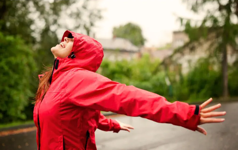 Dame met een goede weerstand dansend in de regen