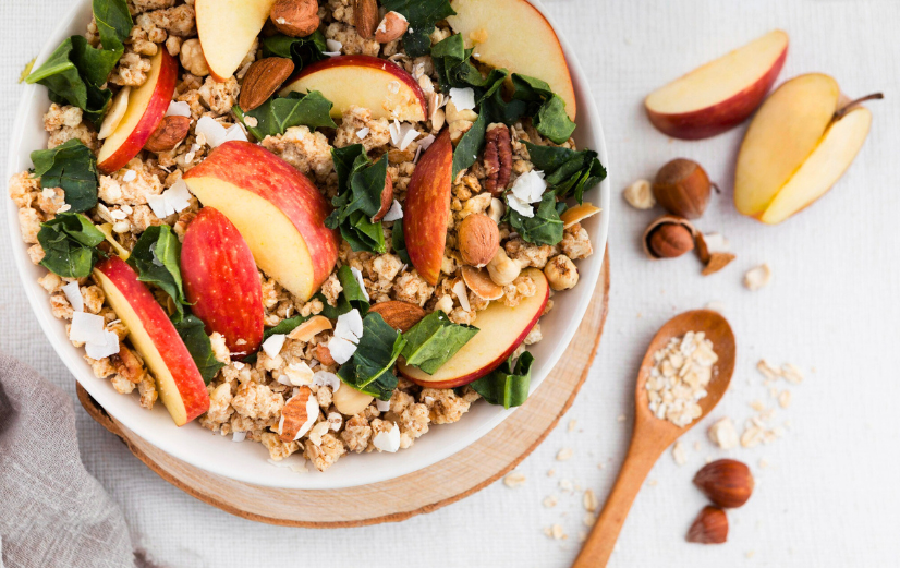 salade vol vezels met fruit, noten, granen en groenten