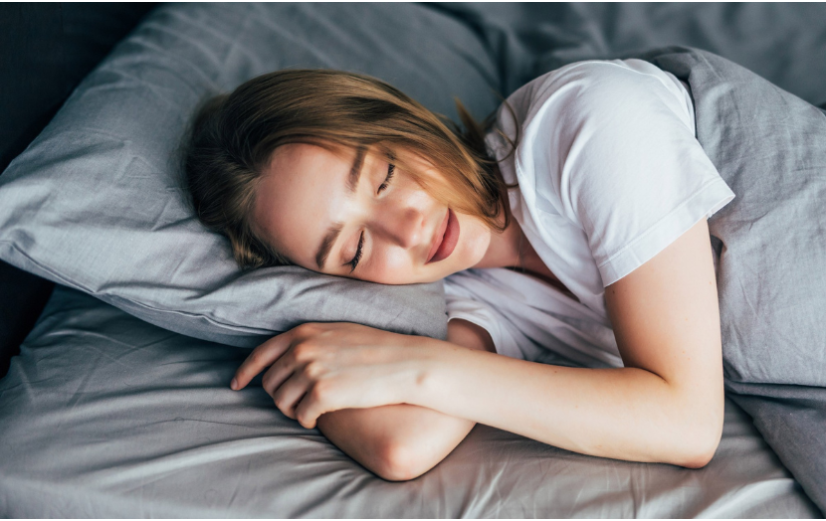 Vrouw die heerlijk ligt te slapen in haar bed