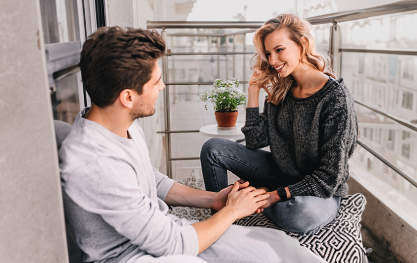 Dame op een balkon die haar grenzen aangeeft aan haar partner