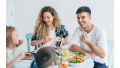 Familie met twee kinderen is gezellig en gezond aan het lunchen zonder brood.