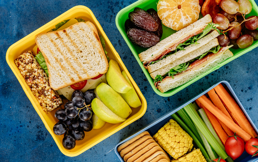 Broodtrommels met gezonde lunches om mee te nemen naar werk of school.