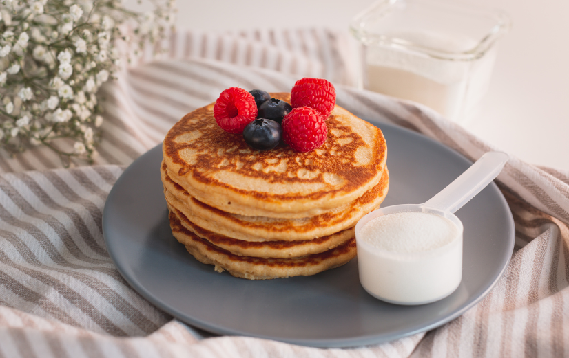 Eiwitpannenkoeken met vers fruit zijn een van de gezonde recepten met eiwitpoeder uit deze blog.