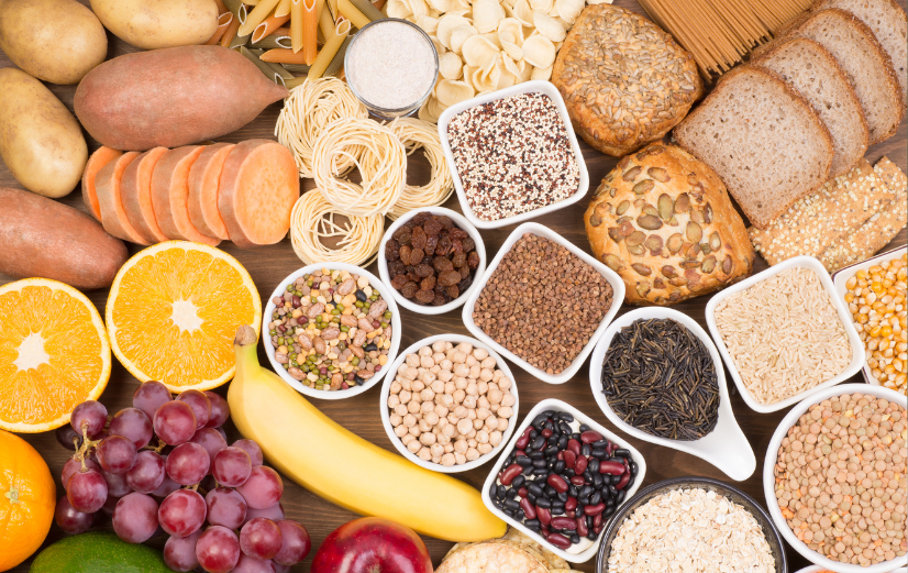 Granen, aardappelen, noten, peulvruchten en fruit bevatten macronutrienten zoals koolhydraten, eiwitten en vetten.