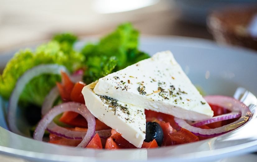 Griekse salade ter inspiratie voor een weekmenu volgens het mediterrane dieet.