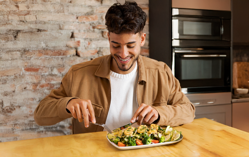 Jongeman die werkt aan zijn goede voornemens om gezonder te eten