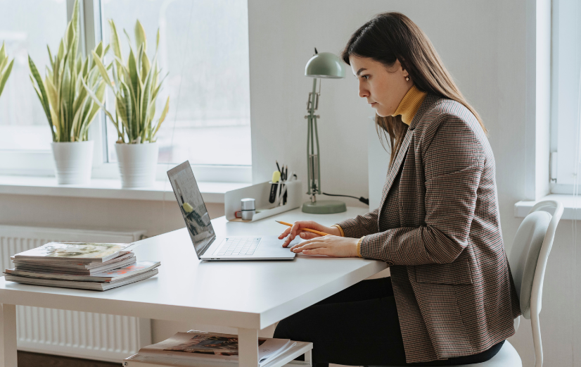 Vrouw werkt achter laptop en leest blog over schermtijd verminderen