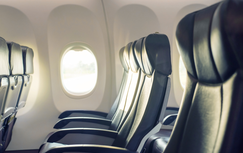 Vliegtuigcabine met stoelen waarin je je supplementen kunt meenemen op vakantie