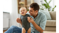 Man heeft zijn baby vast en lacht omdat hij de veelzijdigheid van het mineraal zink heeft ontdekt.