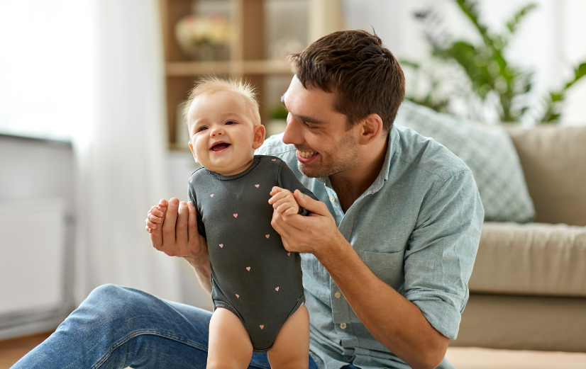 Man heeft zijn baby vast en lacht omdat hij de veelzijdigheid van het mineraal zink heeft ontdekt.