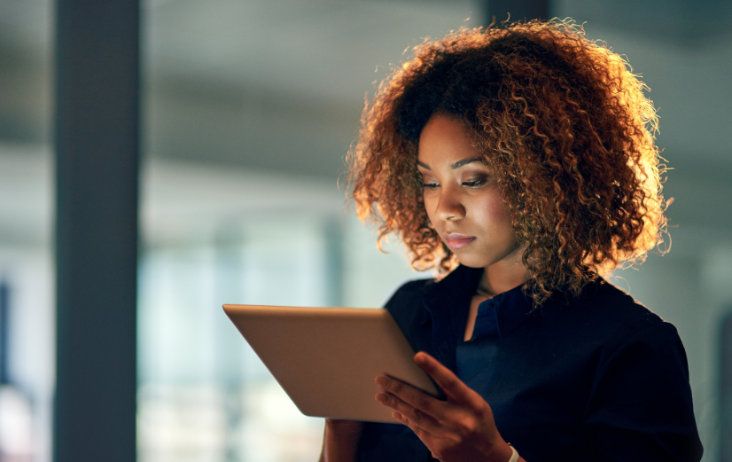 Vrouw heeft deze tips opgevolgd en is gefocust bezig op haar tablet.