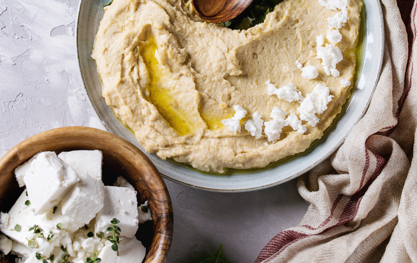 Hummus met gezonde olijfolie en feta kaas die passen binnen het gezonde mediterrane dieet.