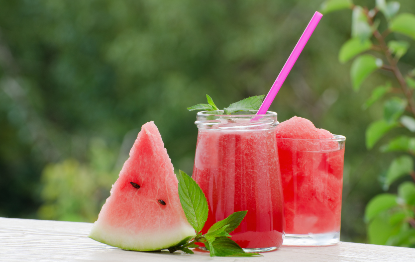 Een smoothie met watermeloen en aardbei is een van de zomerse smoothierecepten uit deze blog.